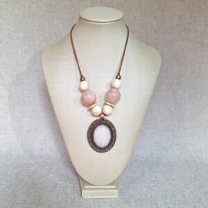 Colar Rosa com Medalhão