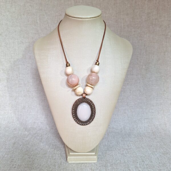 Colar Rosa com Medalhão